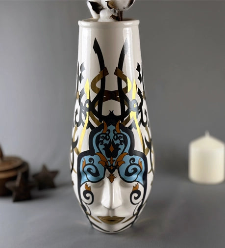 Atusa İslimî vase featuring elegant Islamic patterns and intricate craftsmanship, combining traditional artistry with modern design for a timeless decorative piece.