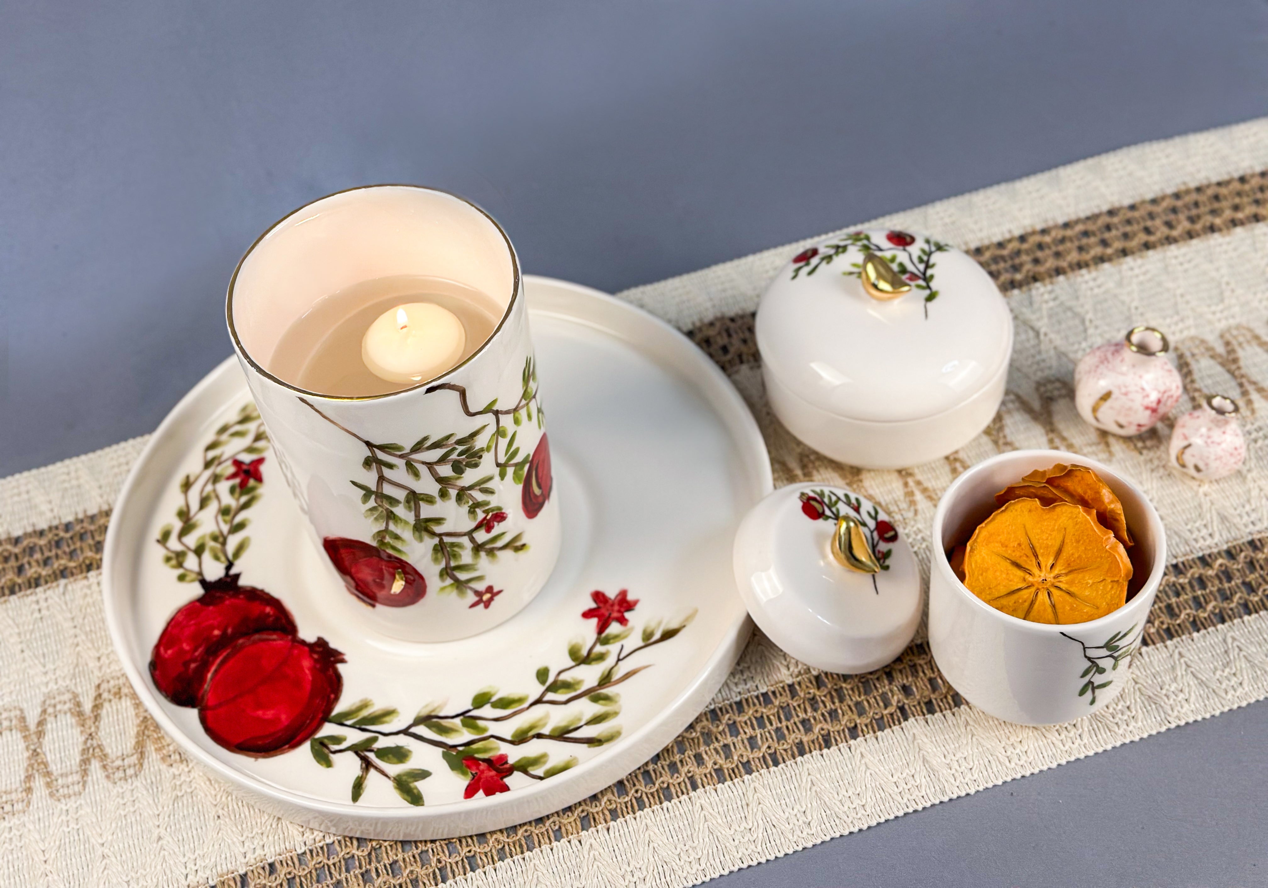 Romã Vermelha Red Accent Ceramic Set featuring a bold, elegant design with a glossy finish, perfect for adding a touch of sophistication to any space.