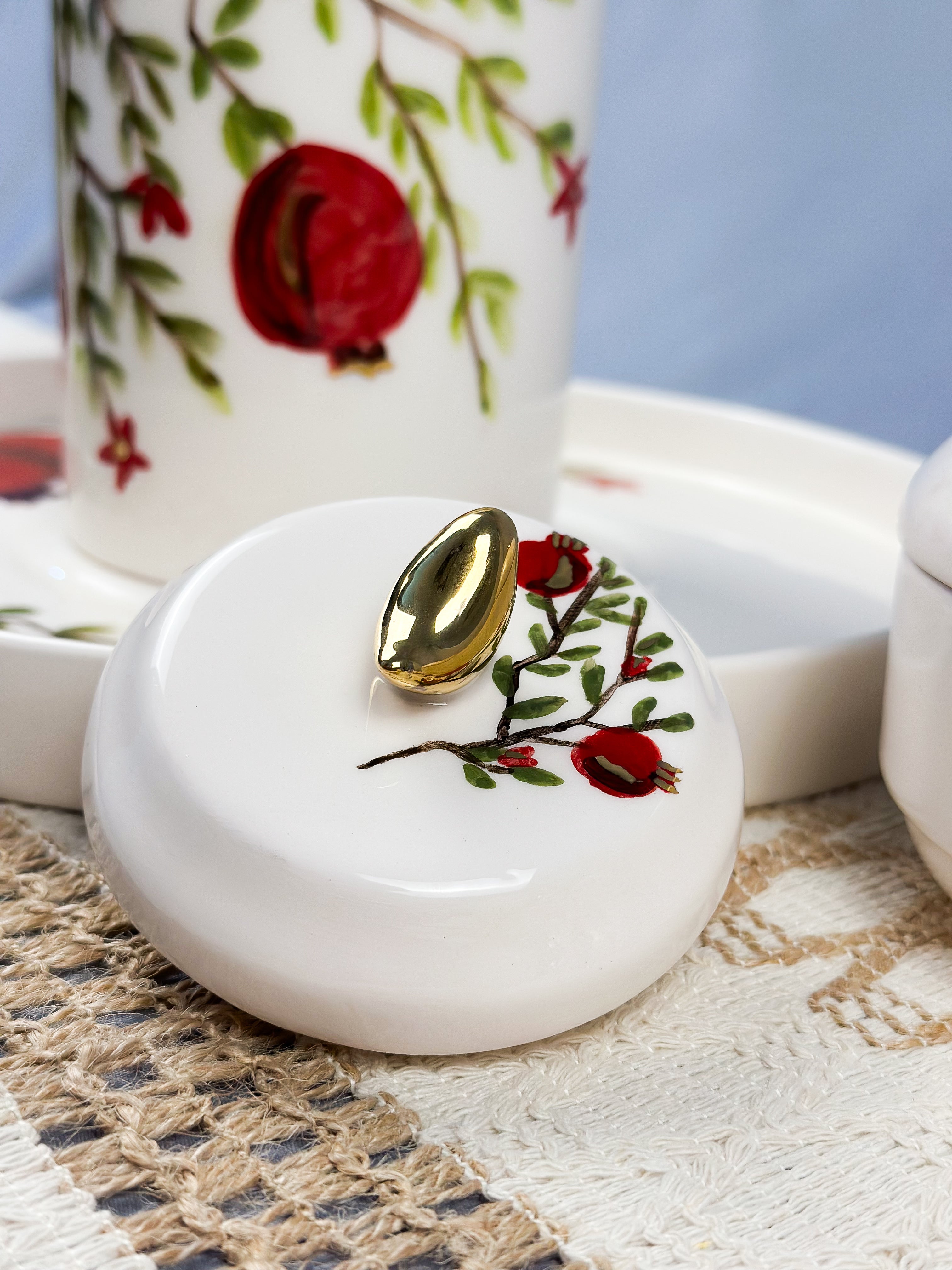 Romã Vermelha Red Accent Ceramic Set featuring a bold, elegant design with a glossy finish, perfect for adding a touch of sophistication to any space.